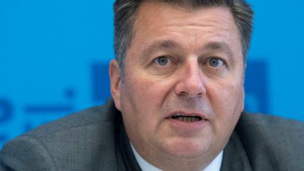 Andreas Geisel (SPD), Innensenator von Berlin, sagt, es werde „höchste Zeit, den Scheinwerfer anzumachen und diesen Bereich auszuleuchten“. Allein in Berlin seien in den letzten sechs Wochen zwölf sehr gewalttätige Angriffe gegen Homo- und Transsexuelle bekannt geworden.