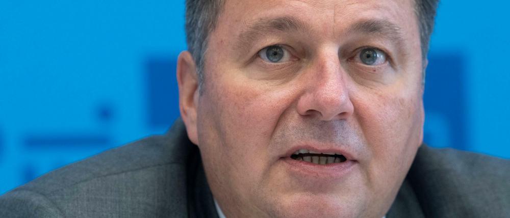 Andreas Geisel (SPD), Innensenator von Berlin, sagt, es werde „höchste Zeit, den Scheinwerfer anzumachen und diesen Bereich auszuleuchten“. Allein in Berlin seien in den letzten sechs Wochen zwölf sehr gewalttätige Angriffe gegen Homo- und Transsexuelle bekannt geworden.