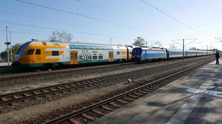 Im Bahnhof Teltow gibt es bereits vier Gleise. Hier überholt ein EC aus Prag einen Regionalzug