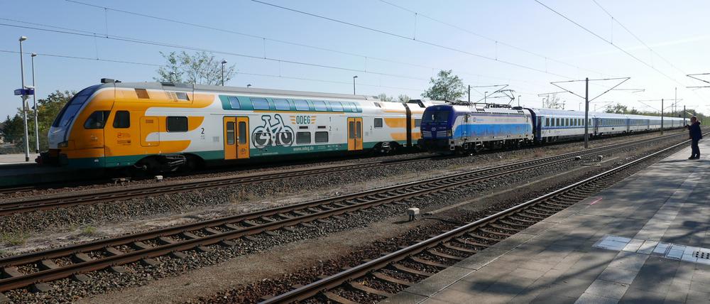 Im Bahnhof Teltow gibt es bereits vier Gleise. Hier überholt ein EC aus Prag einen Regionalzug