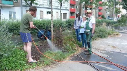 Damit der Kiez grünt. Fast täglich sind die Ehrenamtlichen aus der Moabiter Waldstraße unterwegs, um durstige Bäume zu wässern. Ganz rechts Lothar Walter.  