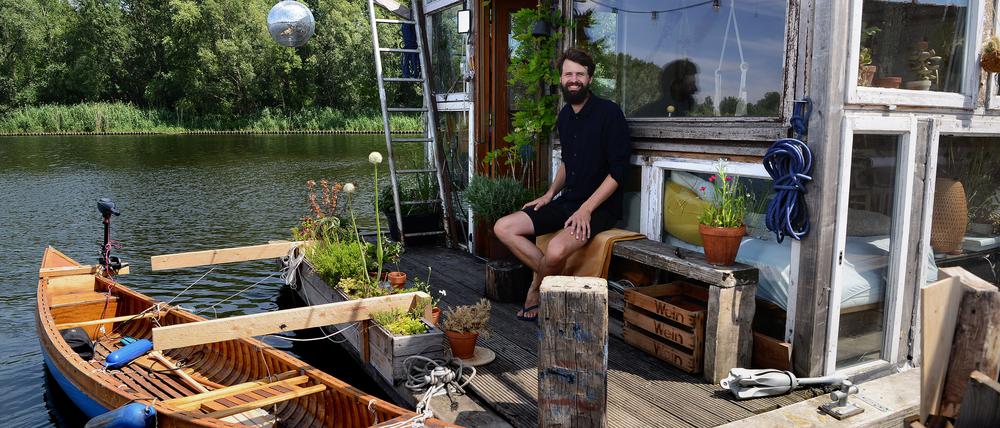 Will das Wasser für Alle: Claudius Schulze auf seinem Boot auf dem Rummelsburger See.