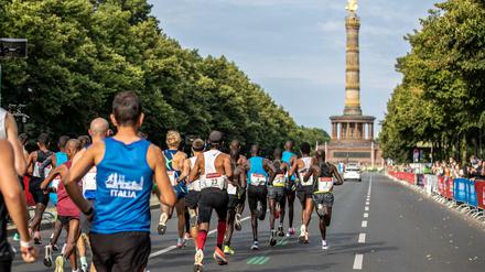 Die Läufer*innen auf der Straße des 17. Juni mit Blick auf die Goldelse. 