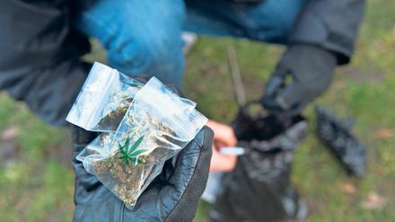 Polizisten untersuchen von einem Drogensuchhund aufgespürte Tütchen mit Drogen in Berlin-Kreuzberg. (Archivbild)