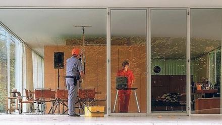 Iñigio Manglano-Ovalle macht in Filmen wie „The Kiss“ die Transparenz der Häuser von Mies van der Rohe zum Thema.