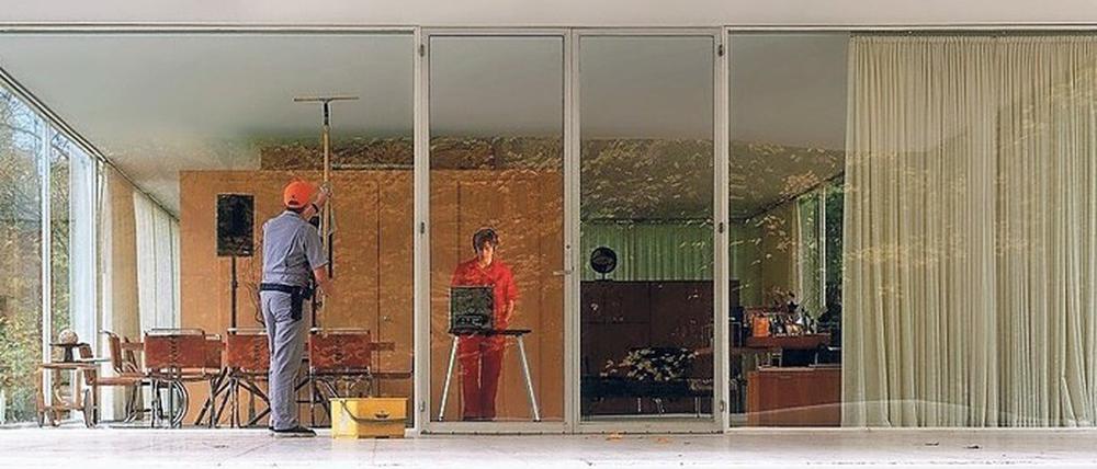 Iñigio Manglano-Ovalle macht in Filmen wie „The Kiss“ die Transparenz der Häuser von Mies van der Rohe zum Thema.