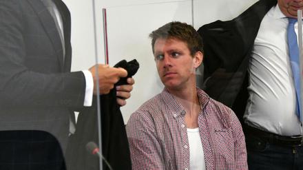 Ex-NPD-Politiker Maik Schneider vor dem Beginn der Hauptverhandlung.