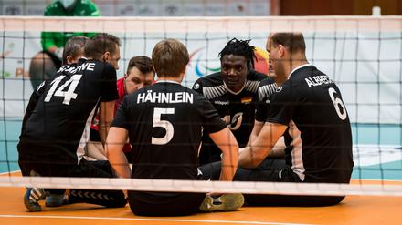 Die deutschen Sitzvolleyballer starten am Samstag in die Gruppenphase. (Archivbild)