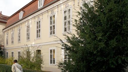 Fassadenansicht des Schoeler-Schlösschens in der Wilhemsaue im alten Ortskern von Berlin-Wilmersdorf.