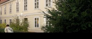 Fassadenansicht des Schoeler-Schlösschens in der Wilhemsaue im alten Ortskern von Berlin-Wilmersdorf.