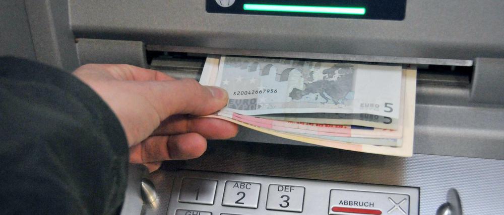 Streit um Gebühren: Viele Kundinnen und Kunden können Geld zurückverlangen. 