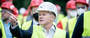 Olaf Scholz erkundigt sich im Zementwerk in Rüdersdorf, wie das mit dem klimaneutralen Umbau klappen kann. 