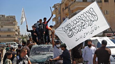 Islamisten in Syrien zeigen die Flagge der Taliban. 