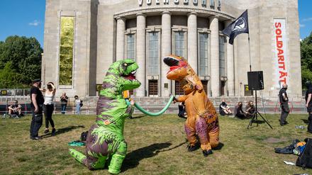 Im Echsenkostüm demonstrieren Mitglieder der Bergpartei gegen eine Anti-Corona Demo.