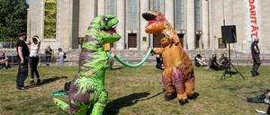 Im Echsenkostüm demonstrieren Mitglieder der Bergpartei gegen eine Anti-Corona Demo.