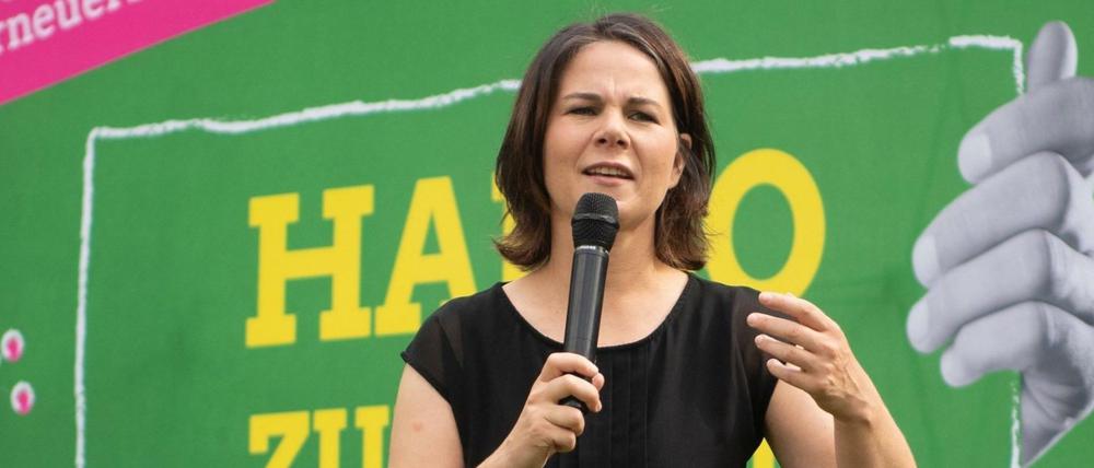 Annalena Baerbock, Kanzlerkandidatin der Partei Bündnis 90/Die Grünen, besucht das zentrale Wahlkampfcamp 2021 in Brandenburg.