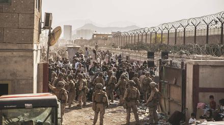 Nadelöhr Flughafentor: Manche Ortskräfte der Deutschen schaffen es bis dort - und werden zurückgewiesen. Im Bild eine Kontrollstelle der U.S. Marines. 