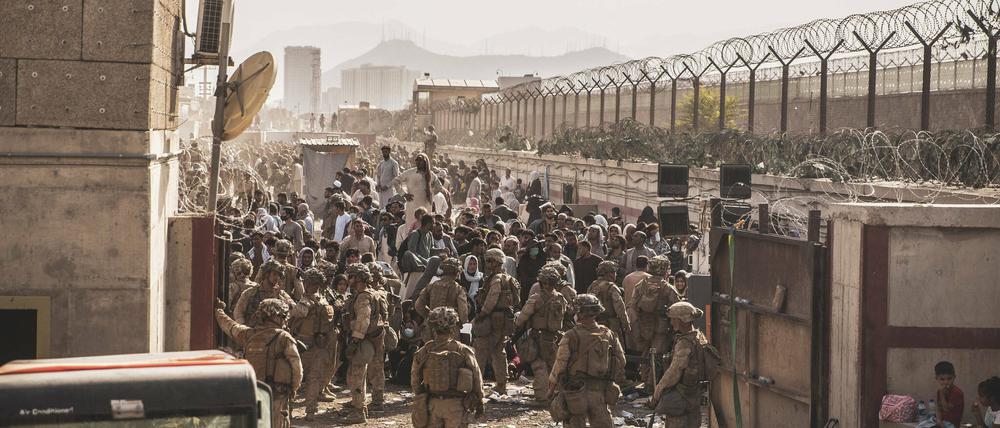 Nadelöhr Flughafentor: Manche Ortskräfte der Deutschen schaffen es bis dort - und werden zurückgewiesen. Im Bild eine Kontrollstelle der U.S. Marines.