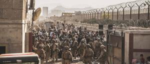 Nadelöhr Flughafentor: Manche Ortskräfte der Deutschen schaffen es bis dort - und werden zurückgewiesen. Im Bild eine Kontrollstelle der U.S. Marines. 