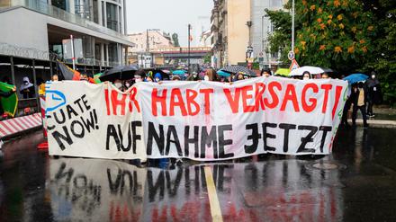 These und Gegenthese: Der Westen hat versagt und Afghanistan im Stich gelassen, meinen diese Demonstranten in Berlin. 