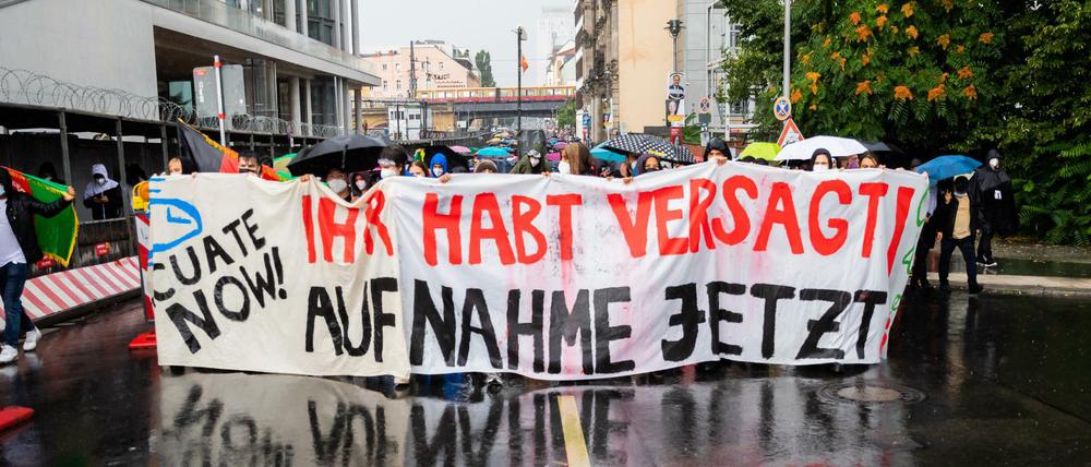 These und Gegenthese: Der Westen hat versagt und Afghanistan im Stich gelassen, meinen diese Demonstranten in Berlin.