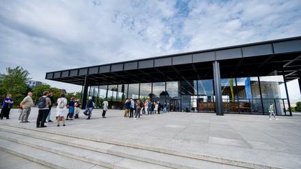 Endlich wieder. Die Karten für die Eröffnung des Museums, das sechs Jahre lang renoviert wurde, waren ausverkauft. Dennoch kamen am Sonntag viele Besucher auch ohne Ticket, um ihr Glück zu versuchen und in die Neue Nationalgalerie hinein zu kommen.