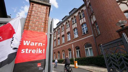 Aufruf zum Arbeitskampf der Pflegekräfte in Berlins Charité.