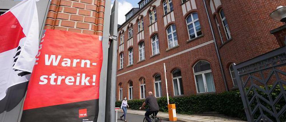 Aufruf zum Arbeitskampf der Pflegekräfte in Berlins Charité.