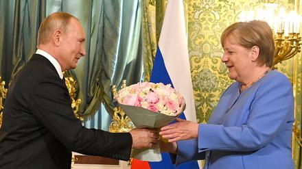 Zum Abschied überreichte Russlands Präsident Wladimir Putin der Bundeskanzlerin Blumen. 