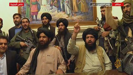 Sehr viel schneller als vom Westen erwartet haben die Taliban das Land zurückerobert - Mitte August nahmen sie die Hauptstadt Kabul ein und posierten im Präsidentenpalast.
