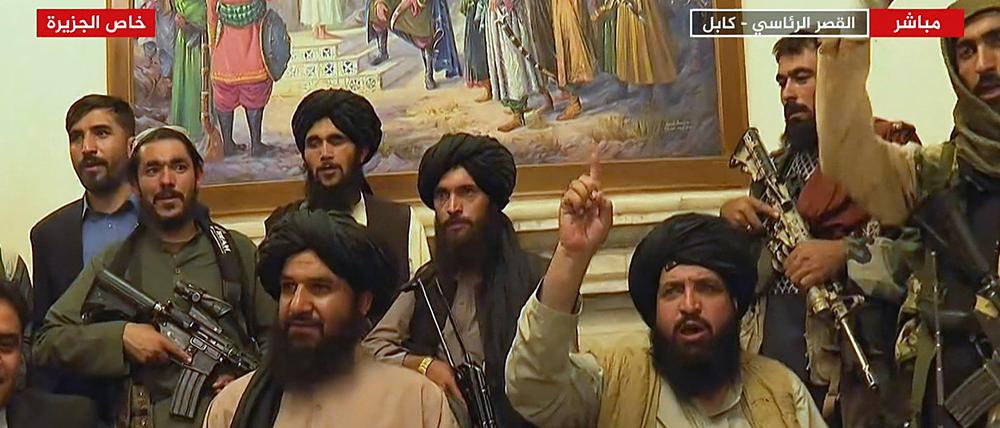 Sehr viel schneller als vom Westen erwartet haben die Taliban das Land zurückerobert - Mitte August nahmen sie die Hauptstadt Kabul ein und posierten im Präsidentenpalast.