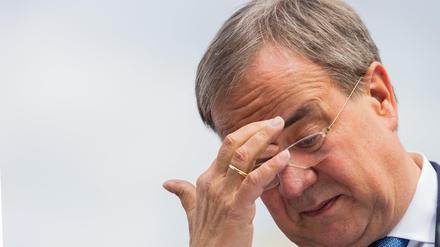 CDU-Kanzlerkandidat Armin Laschet blickt skeptisch nach unten.