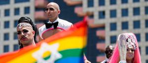 Israel hebt das Blutspende-Verbot für Homosexuelle auf.