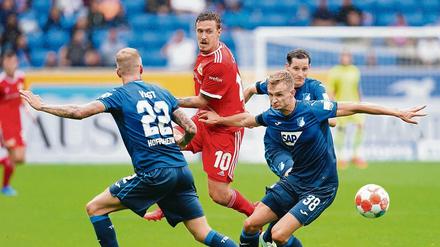 Geteiltes Spiel. Der 1. FC Union um Max Kruse (Mitte) nimmt durch das 2:2 bei TSG Hoffenheim einen Punkt mit nach Berlin. Die Berliner gingen in Führung, dann drehte der Gastgeber zwischenzeitlich das Spiel, ehe wiederum Union zurückschlug. 