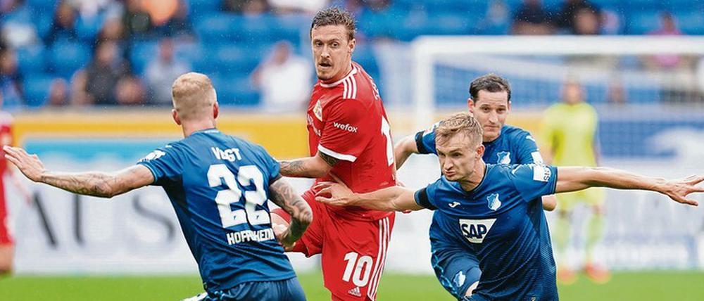 Geteiltes Spiel. Der 1. FC Union um Max Kruse (Mitte) nimmt durch das 2:2 bei TSG Hoffenheim einen Punkt mit nach Berlin. Die Berliner gingen in Führung, dann drehte der Gastgeber zwischenzeitlich das Spiel, ehe wiederum Union zurückschlug.
