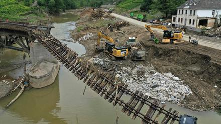 Die Sturzflut in der Ahrregion zerstörte diese Eisenbahnbrücke in Rech in Rheinland-Pfalz.