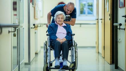 Schon heute sind 35.000 Stellen in der Pflege unbesetzt.