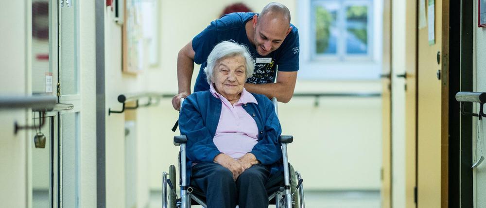 Schon heute sind 35.000 Stellen in der Pflege unbesetzt.
