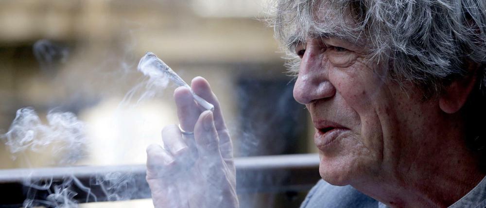 Mit einem Joint in der Hand. Das Image der Alten hat sich geändert. (Das Bild zeigt die britische Drogenschmugglerlegende Dennis Howard Marks im Film "Mr. Nice")
