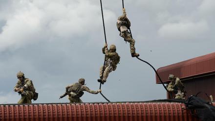 Das Kommando Spezialkräfte (KSK) der Bundeswehr übt regelmäßig Geiselbefreiungen - nun helfen KSK-Soldaten beim Kabul-Einsatz.