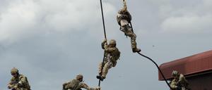 Das Kommando Spezialkräfte (KSK) der Bundeswehr übt regelmäßig Geiselbefreiungen (Archivbild). 