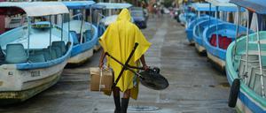 Ein Mann sichert in Tecolutla wenige Habseligkeiten. 