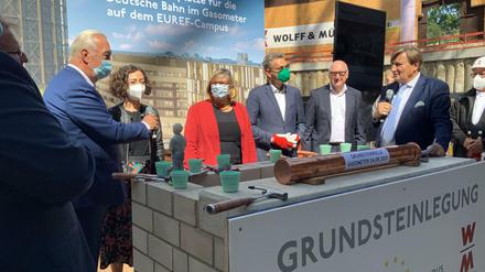 Die Grundsteinlegung im Gasometer auf dem Euref-Campus in Berlin-Schöneberg am 24. August 2021: Auf dem Sockel erkennt man die Hammer, die die Ehrengäste als Geschenk erhielten.