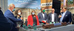 Die Grundsteinlegung im Gasometer auf dem Euref-Campus in Berlin-Schöneberg am 24. August 2021: Auf dem Sockel erkennt man die Hammer, die die Ehrengäste als Geschenk erhielten.
