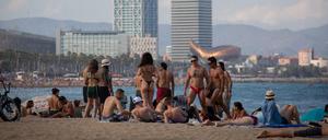 Voller Strand in Barcelona. An der Costa Brava sind die Hotels teils schon wieder ausgebucht.