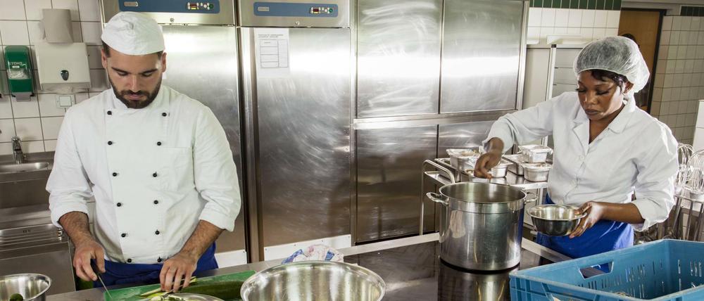 Mehr frisches Gemüse, mehr Bio-Produkte und weniger "Convenience"-Food. Das sollen Kantinen künftig auf dem Speiseplan haben.