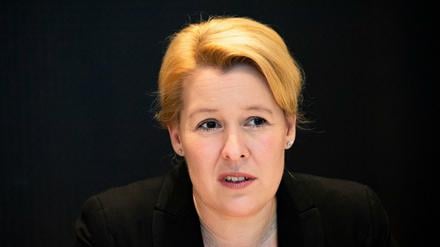 Die damalige Bundesfamilienministerin Franziska Giffey spricht auf einem Presse-Termin. Von ihrem Amt ist sie mittlerweile zurückgetreten, jetzt soll sie nach dem Willen zweier Jugendverbände auch als SPD-Chefin gehen.