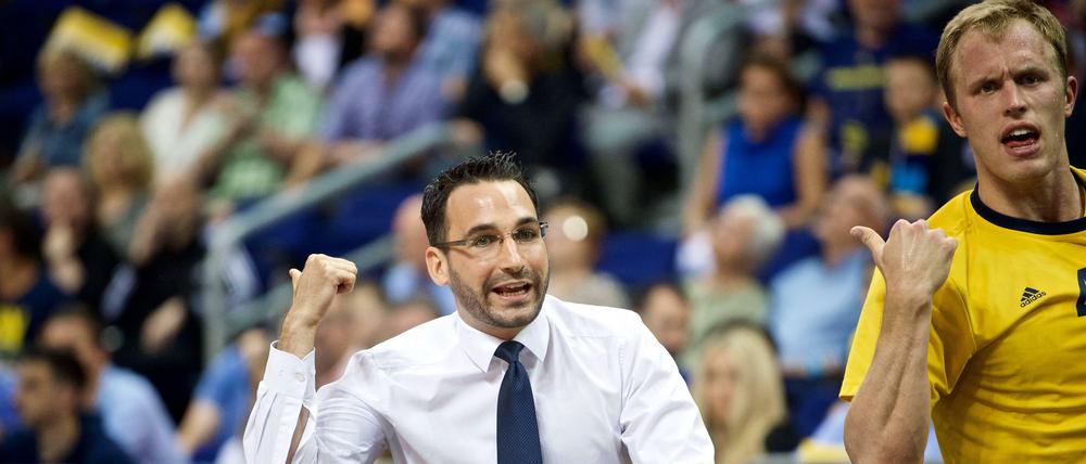 Thomas Päch (vorne links) kennt nicht nur die anderen Trainer bereits gut, sondern auch einige Spieler wie Luke Sikma. 
