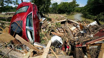 Ein Auto steckt in den Trümmern einer weggespülten Brücke in Waverly, Tennessee.