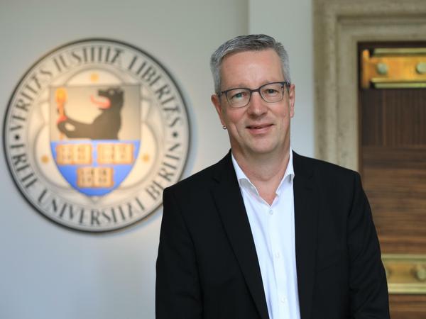 Ein Porträtbild von Günter M. Ziegler mit dem Wappen der Freien Universität.